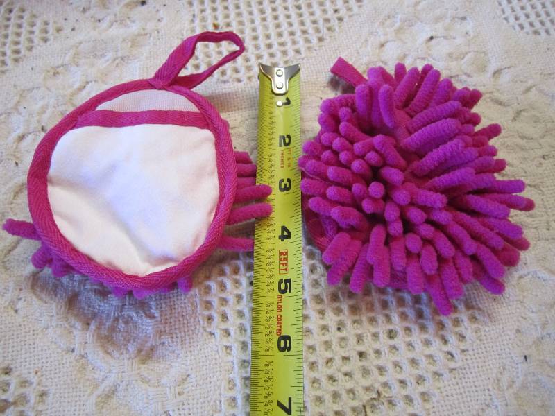 lot 260 image: Case of 200 Frizzy Finger Dusters P...
