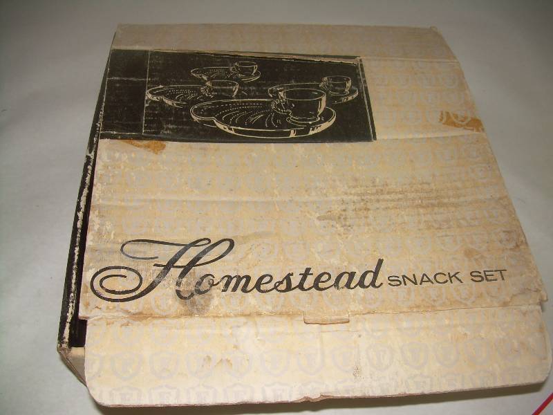 COLLECTIBLE GLASS SNACK SET