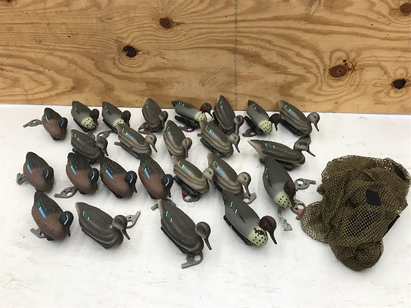 lot 11 image: Duck Decoys