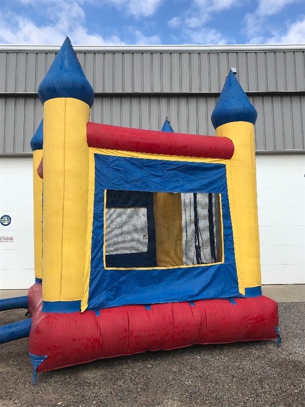 lot 2 image: 13x13 Inflatable Bounce Castle