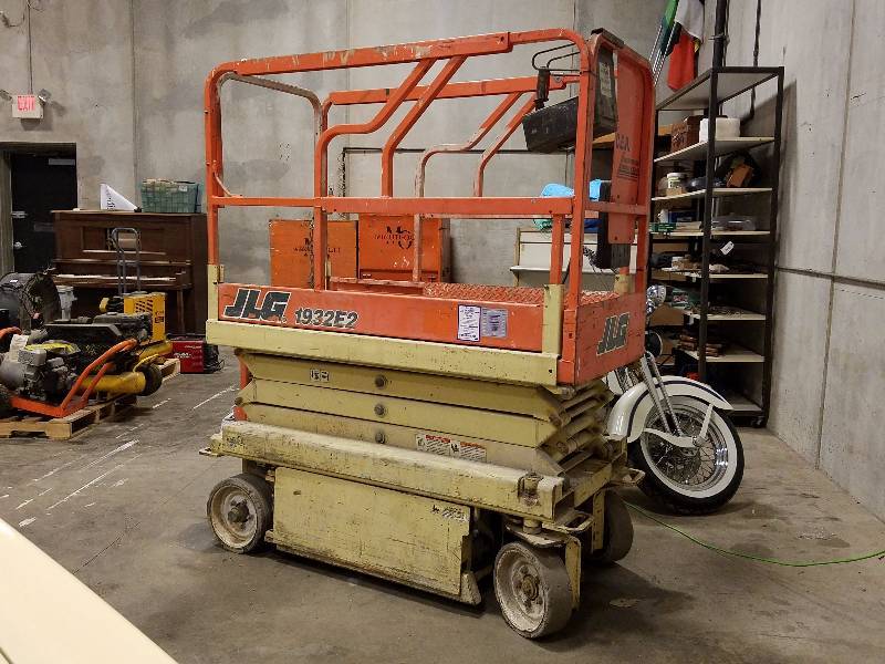 lot 2 image: JLG 1932E2 scissor lift