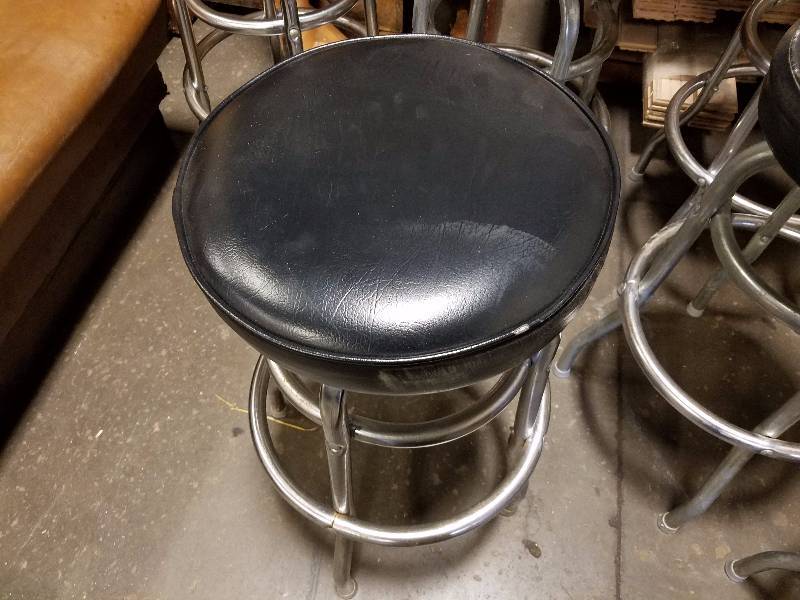 lot 4 image: Bar Stool