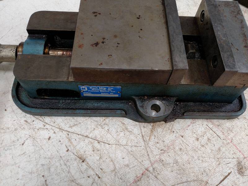 lot 49 image: Kurt D60 6 Machine Vise with Swive...