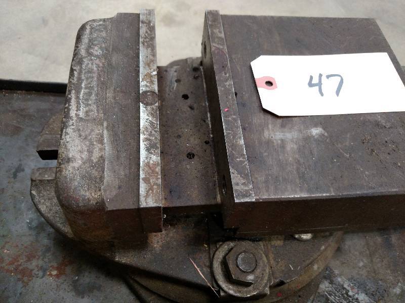 lot 47 image: 7 Swivel Base Machine Vise...