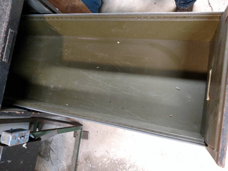 lot 258 image: 4 Drawer Metal Cabinet