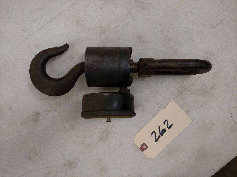 lot 262 image: 5000 lb. Lifting Scale