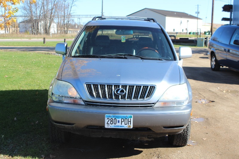 lot 1937 image: 2001 Lexus RX 300