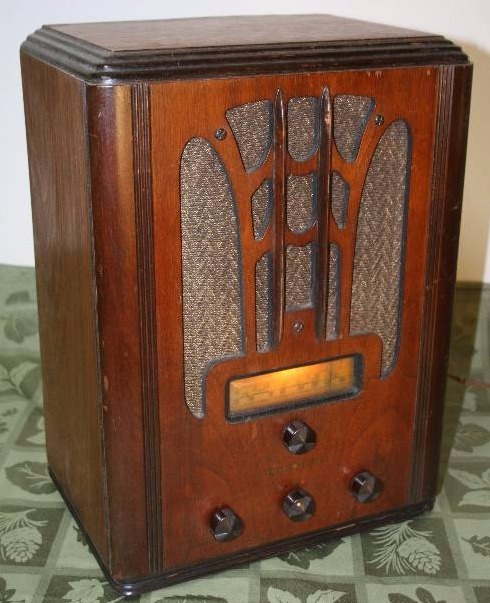 lot 14 image: Vintage Radio