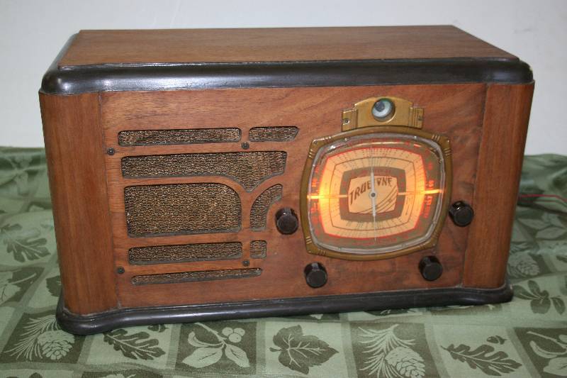 lot 15 image: Vintage Radio