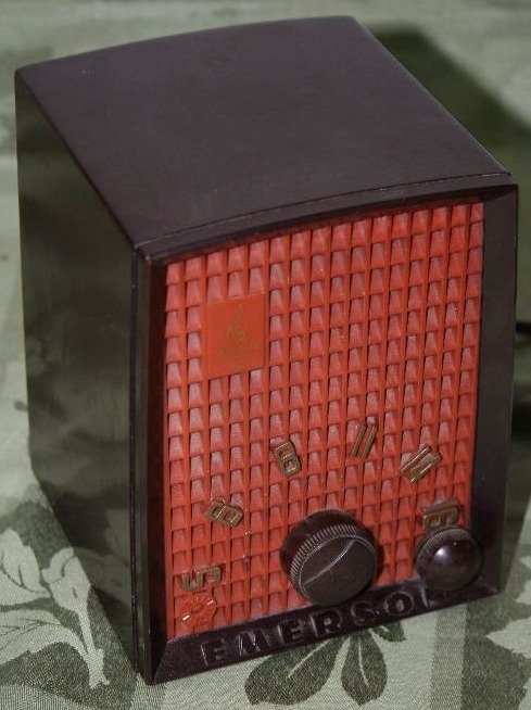 lot 18 image: Vintage Radio