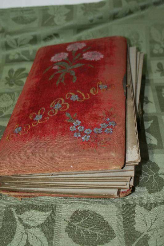 lot 20 image: Antique Photo Album
