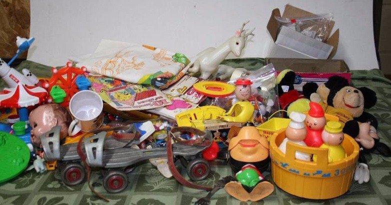 lot 37 image: Vintage Toys