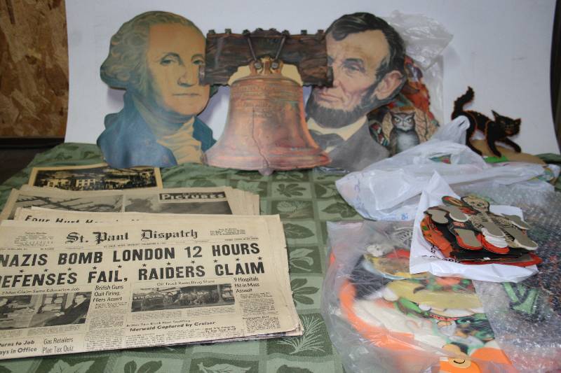 lot 45 image: Vintage Holiday Dcor and Newspapers