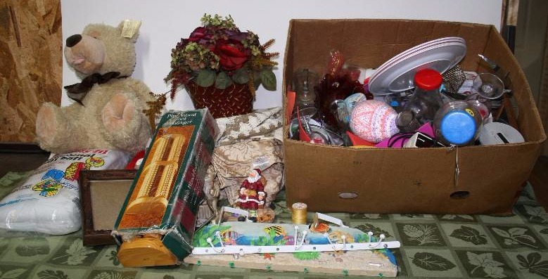 lot 47 image: Assorted Housewares and Home Dcor