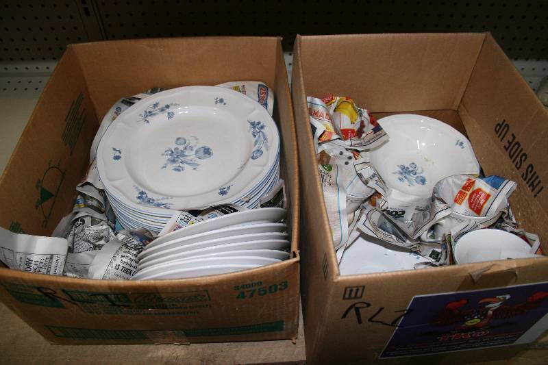 lot 52 image: Dish Set