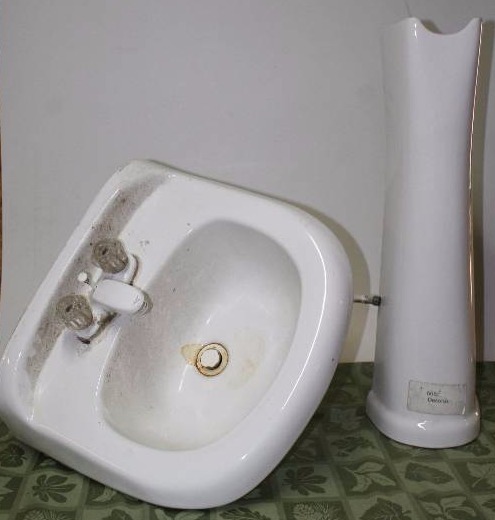 lot 76 image: Pedastal Sink