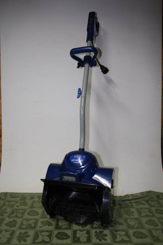 lot 6 image: Electric Snow Shovel