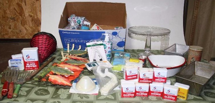 lot 101 image: Misc and Vintage Housewares