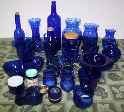 lot 111 image: Assorted Blue Glass Dcor