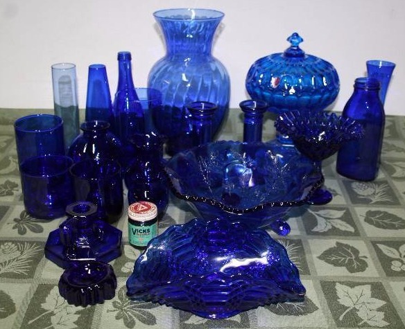 lot 112 image: Assorted Blue Glass Dcor