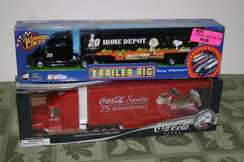 lot 123 image: Model Semi Trucks