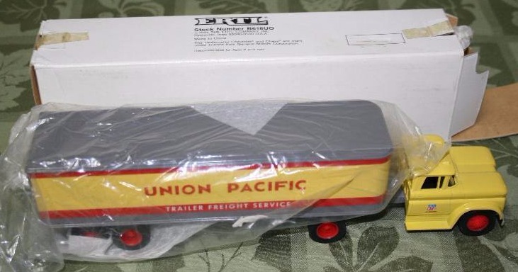lot 155 image: Diecast Model Semi Truck