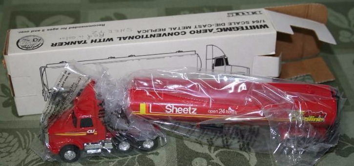 lot 156 image: Diecast Model Semi Truck