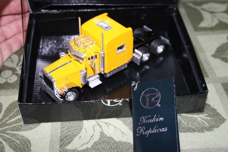 lot 158 image: Diecast Model Semi Truck