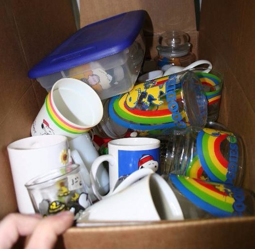 lot 172 image: Snoopy Glasses, Mugs, and Cups