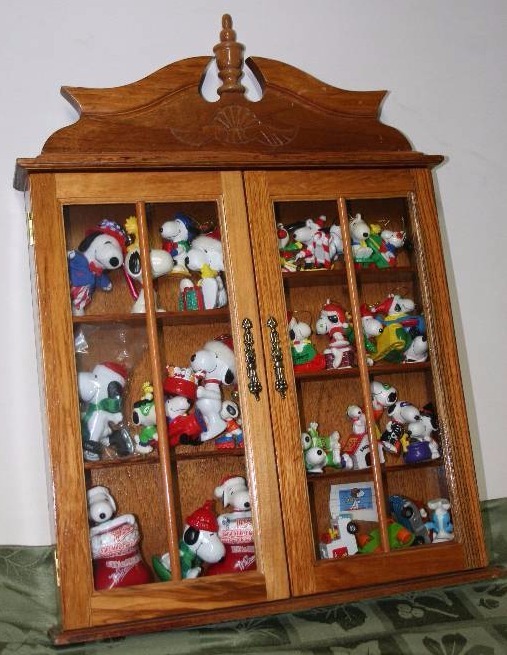 lot 176 image: Display Case with Snoopy Memorabilia
