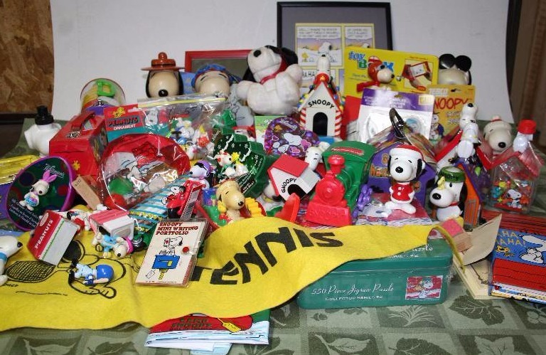 lot 182 image: Snoopy Memorabilia