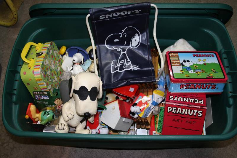 lot 183 image: Snoopy Memorabilia