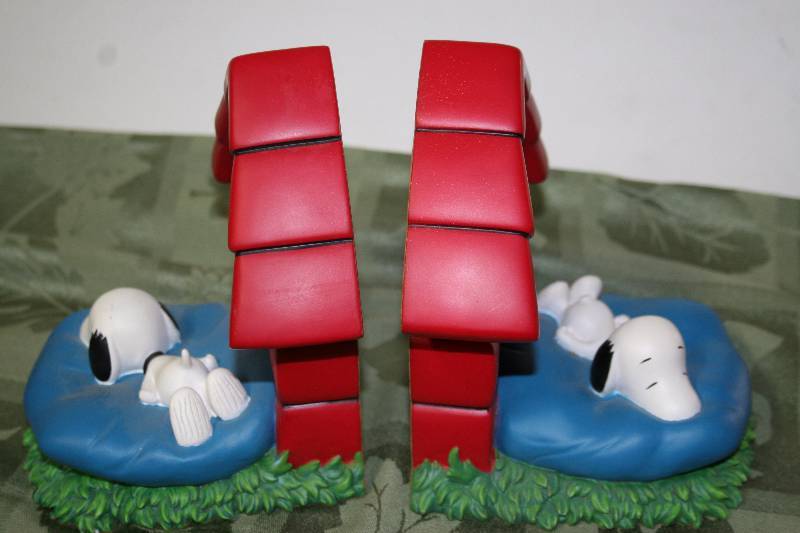 lot 186 image: Snoopy Book Ends