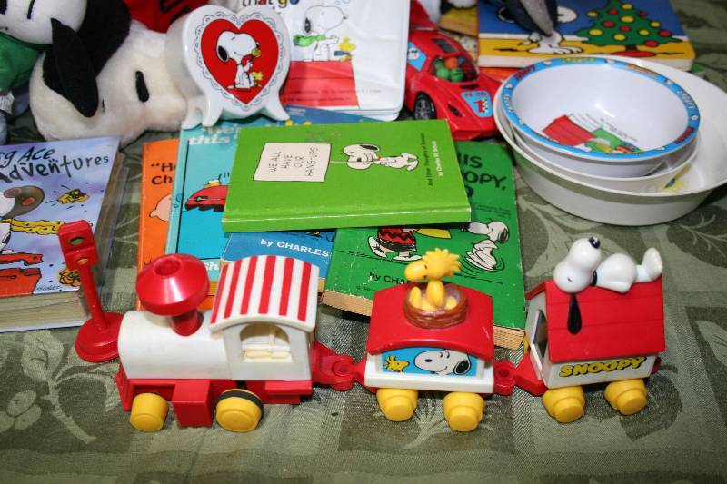 lot 193 image: Snoopy Toys and More