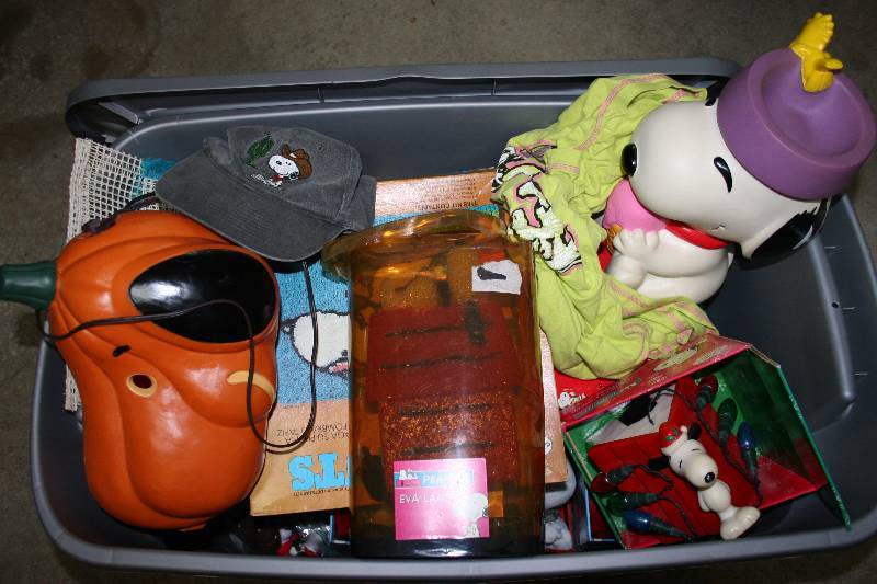 lot 194 image: Snoopy Memorabilia