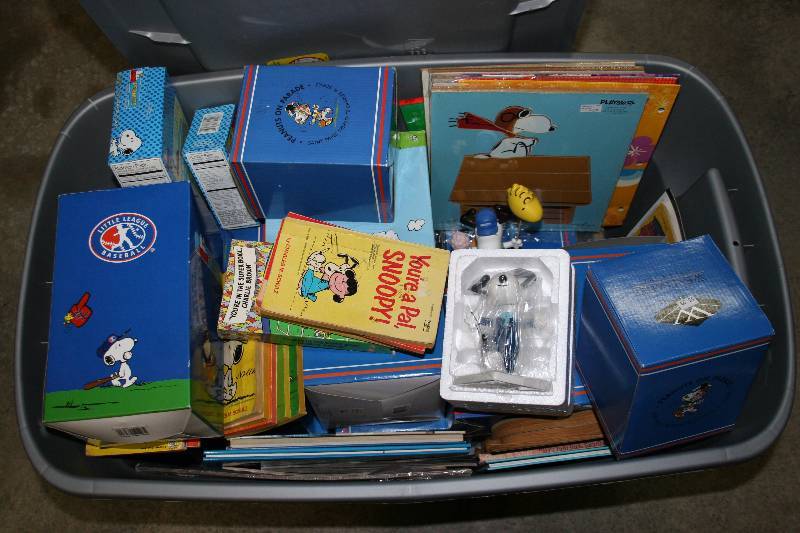 lot 195 image: Snoopy Memorabilia