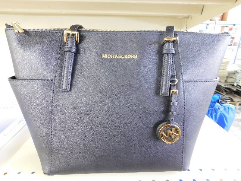 lot 58 image: Michael Kors Jet Set Hand Bag Top-Zip S Black, MSRP $239.09