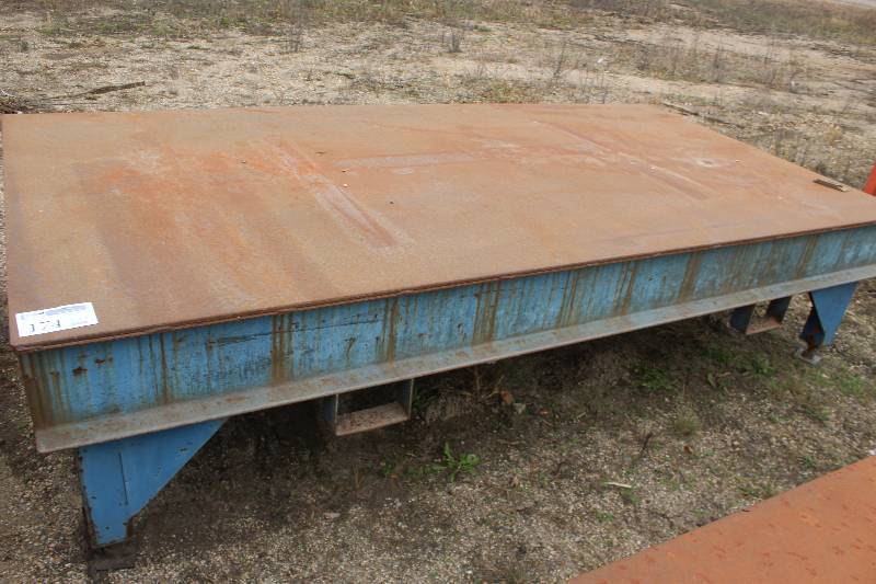 lot 174 image: Metal Welding Table