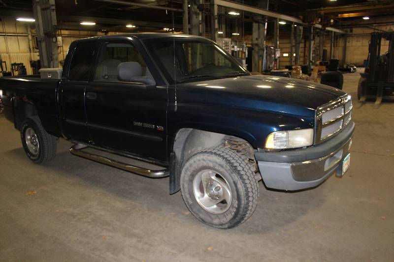 lot 5 image: 2001 Dodge Ram 4-Door Quad Cab Pickup