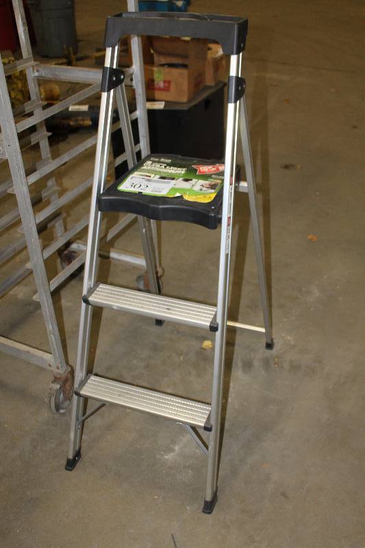 lot 302 image: 3-Step Stool Aluminum Ultra-Light Ladder, Bakery Cooling Rolling Rack