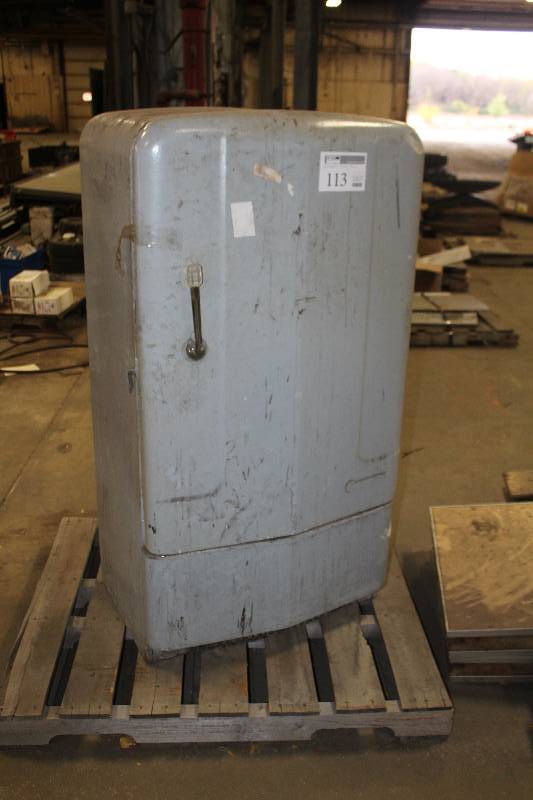 lot 113 image: Vintage Westinghouse Box Refrigerator