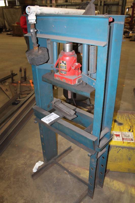 lot 50 image: Torin Big Red Jacks 32-Ton Hydraulic Jack
