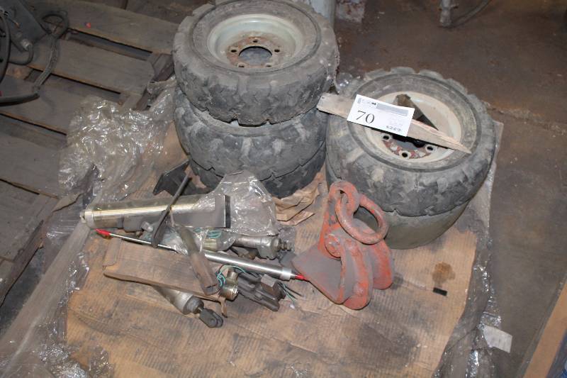 lot 70 image: Pallet Lot of Misc Hoist Hardware