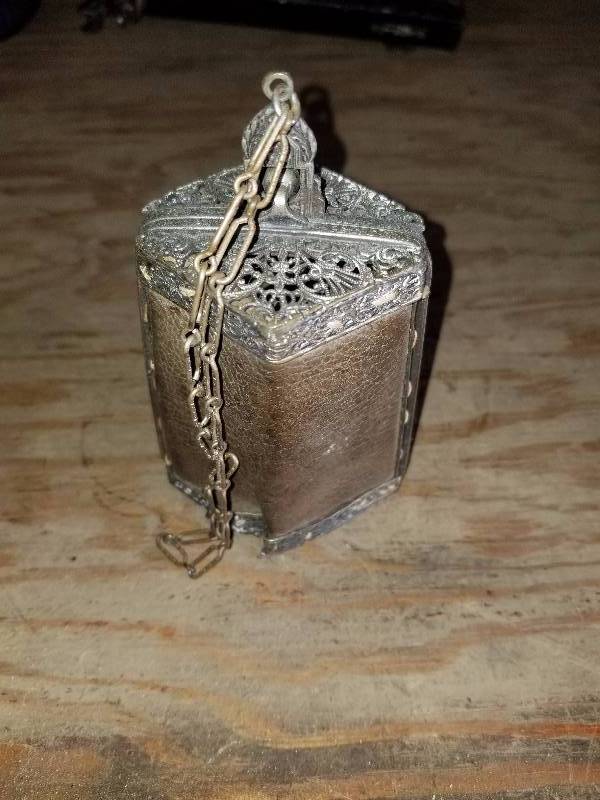 lot 9 image: Vintage jewelry coin holder with chain