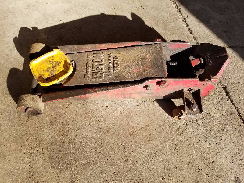 lot 15 image: YA700 Snapon jack 2 12 ton