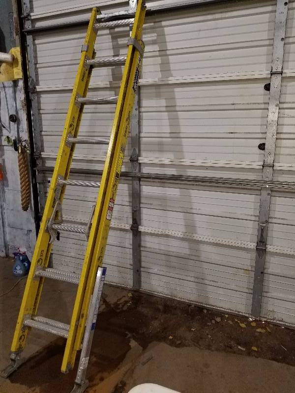 lot 60 image: 16ft Extension ladder