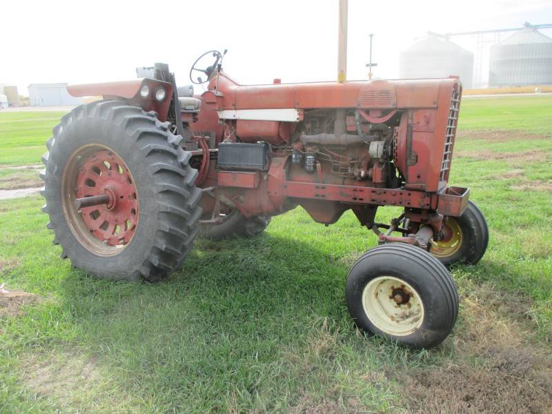 lot 13 image: IH 856 Diesel