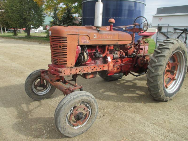 lot 15 image: Farmall Super M-TA