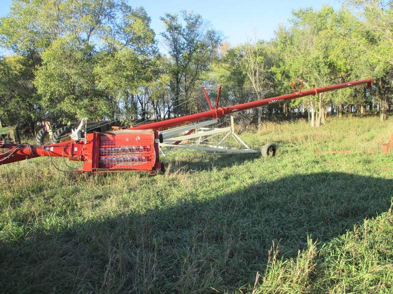 lot 21 image: Buhler Farm King 1070 Auger wHydraulic Driven Swing Unload Auger
