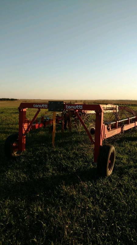 lot 32 image: Tonutti 12 Wheel V Rake